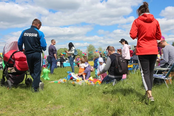 Rosja Nowosybirsk 2021 Turyści Dziećmi Oglądają Wydarzenie Relaksujące Parku Latem — Zdjęcie stockowe