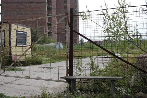 Rusia Novosibirsk 2021 Construcción Abandonada Casa Sin Terminar Sitio Cerrado — Foto de Stock