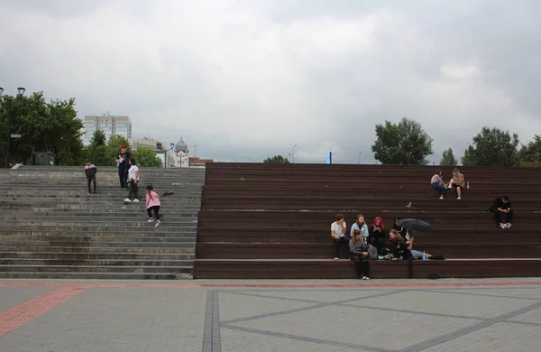 Rusia Novosibirsk 2021 Los Jóvenes Relajan Parque Sentados Las Escaleras — Foto de Stock