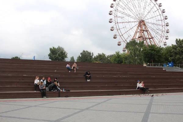 Rusia Novosibirsk 2021 Los Jóvenes Relajan Parque Sentados Las Escaleras — Foto de Stock