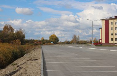 Rusya, Novosibirsk 27.09.2015: Avluda işaretli geniş araba parkı boş