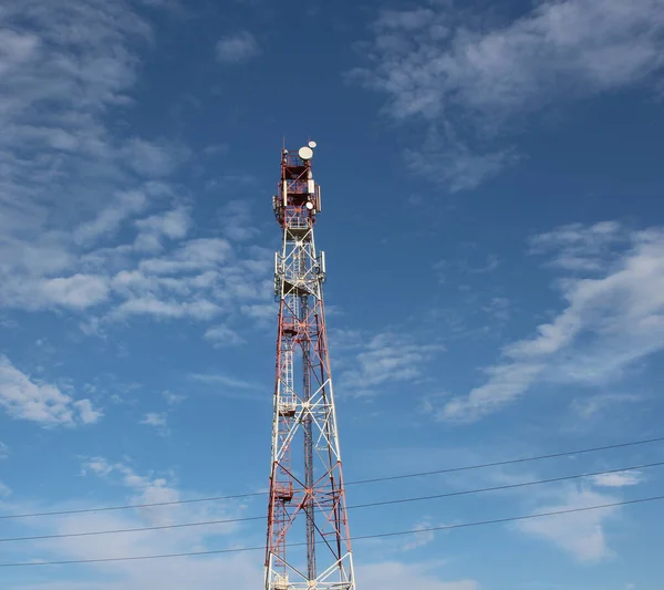 Hoge Toren Een Televisietoren Voor Het Ontvangen Van Cellulaire Radiosignalen — Stockfoto