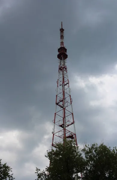 Ψηλό Πύργο Ένας Τηλεοπτικός Πύργος Για Λήψη Κινητών Ραδιοφωνικών Σημάτων — Φωτογραφία Αρχείου