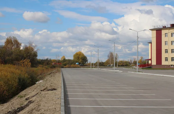 Rosja Nowosybirsk 2015 Przestronny Parking Dla Samochodów Jest Pusty Oznaczeniami — Zdjęcie stockowe