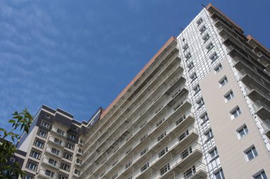 Yeni binaların camlarında balkon ön cepheleri olan yüksek binalar.