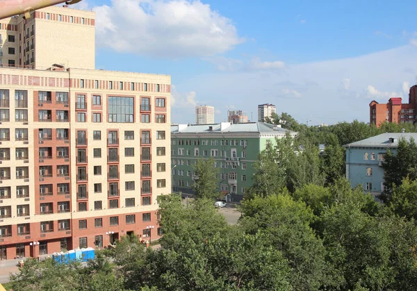 Russia Novosibirsk 2021 Edificio Residenziale Più Piani Con Finestre Balconi — Foto Stock