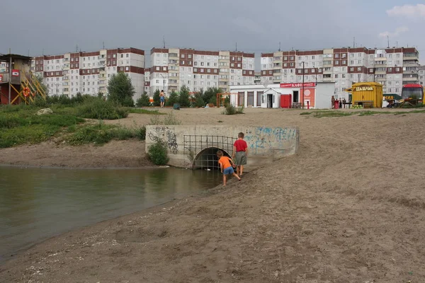 ロシア ノヴォシビルスク09 2021 子供たちは湖の都市下水排水水の危険なコレクターの隣で遊ぶ ストックフォト