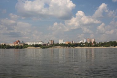 Rusya, Novosibirsk 12.07.2021: nehir kenti üzerindeki yüksek çok katlı bina