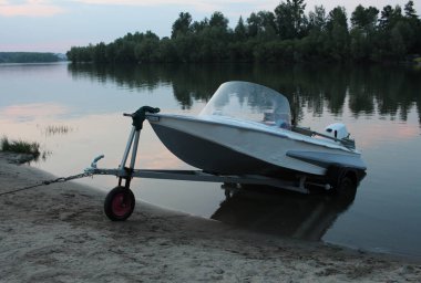 Balık tutmak için nehirde tekerli metal tekne.