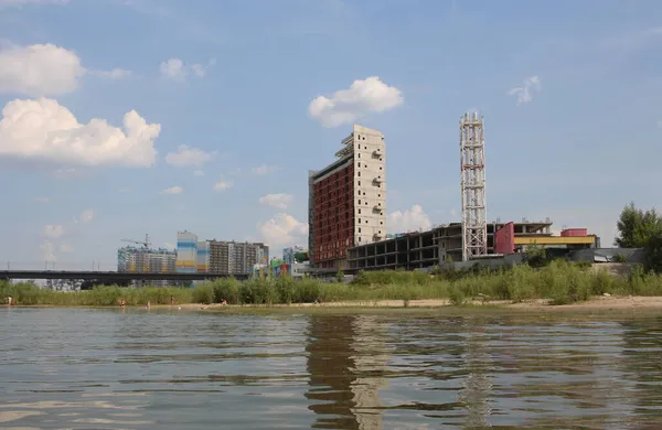 Rusya Novosibirsk 2021 Nehir Kenti Üzerindeki Yüksek Çok Katlı Bina — Stok fotoğraf