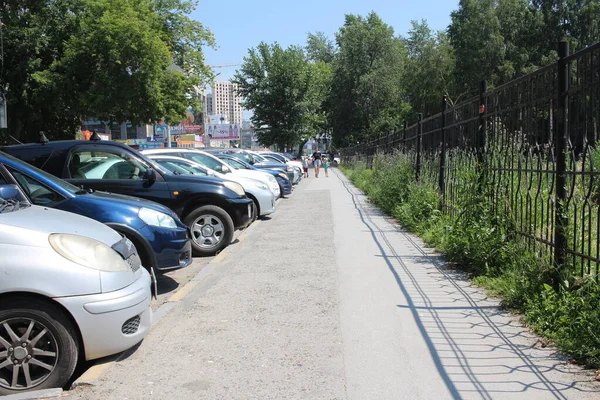 Russia Novosibirsk 2021 Passage Sidewalk Pedestrians Parking Cars City — Stock Photo, Image