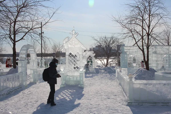 Rusko Novosibirsk 2021 Muž Kamerou Turista Masce Fotografuje Zimě Ledové — Stock fotografie