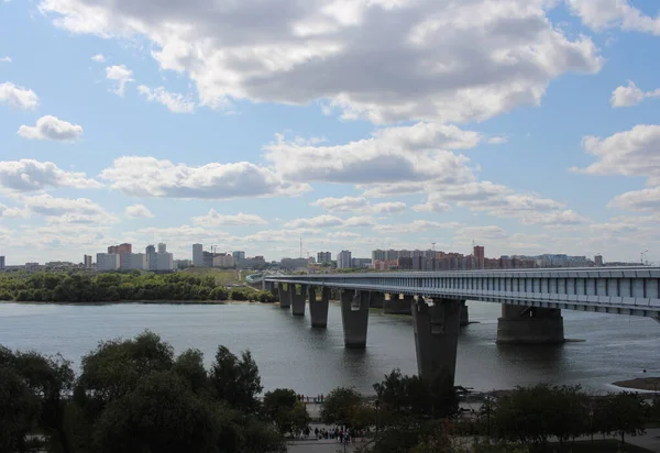Rusya Novosibirsk 2019 Sanayi Manzarasında Nehrin Üzerindeki Köprüden Şehrin Manzarası — Stok fotoğraf