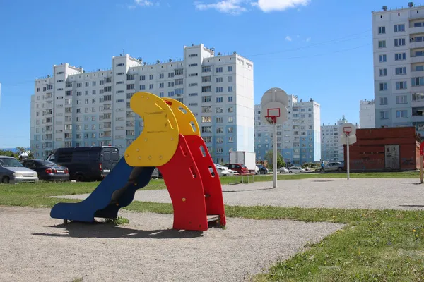 Russland Nowosibirsk 2021 Kinderrutschen Attraktion Hof Von Kinderlosen Hochhäusern Stockbild