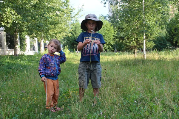 Oroszország Novoszibirszk 2021 Gyerekek Fiúk Sétálnak Parkban Fűben Nyáron Testvérek — Stock Fotó