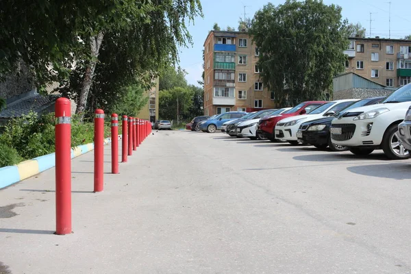 Russie Novossibirsk 2021 Passage Voiture Avec Poteaux Clôture Dans Parking — Photo