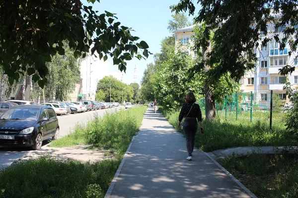 Russland Nowosibirsk 2021 Ein Mädchen Läuft Sommer Mit Dem Rücken — Stockfoto