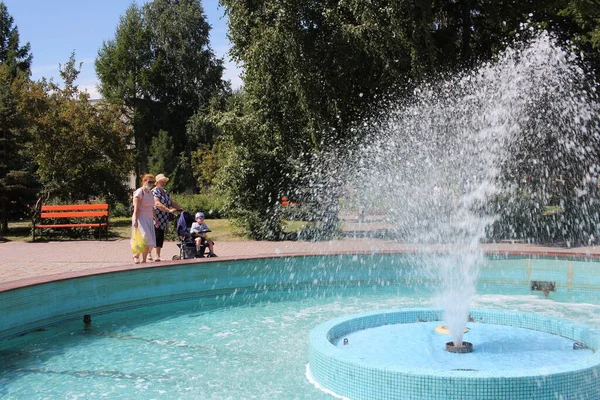 Rusia Novosibirsk 2021 Una Fuente Con Agua Refresca Gente Verano — Foto de Stock