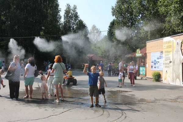 Oroszország Novoszibirszk 2021 Gyermekek Szülők Pihennek Ködös Vízgőzben Parkban Nyáron — Stock Fotó