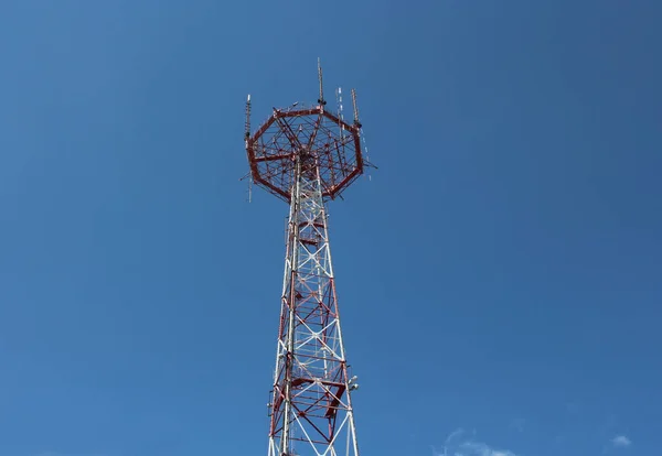 Cep Telefonlarının Iletişimi Için Uydu Sinyali Almak Için Yüksek Anten — Stok fotoğraf