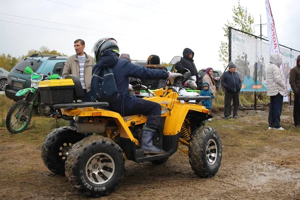 Russia Novosibirsk 2021 Tourists Atvs All Terrain Vehicles Ride Dirty — Stock Photo, Image