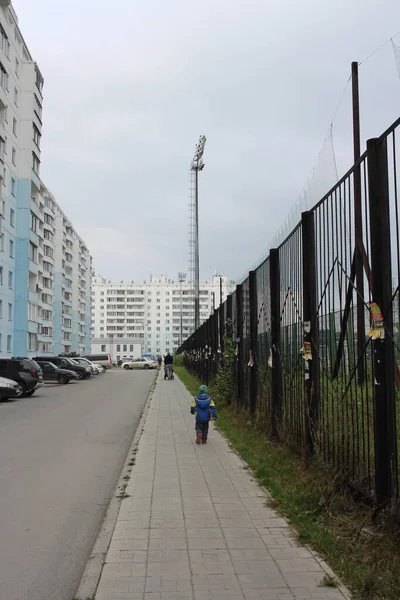 Rosja Nowosybirsk 2021 Dziecko Samotnie Spaceruje Podwórku Domu Parkingiem Barami — Zdjęcie stockowe