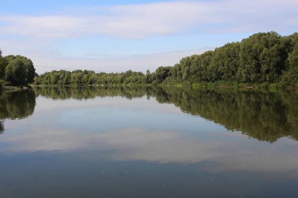 ロシアの釣りやレクリエーションの自然景観のための夏の川 — ストック写真