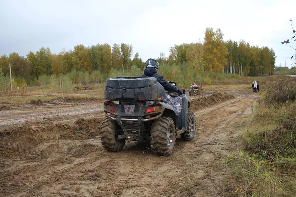 Rússia Novosibirsk 2021 Turistas Atvs Veículos Todo Terreno Passeio Uma — Fotografia de Stock