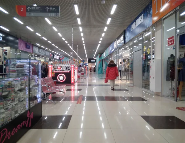 Russland Nowosibirsk 2021 Ein Kunde Einem Einkaufszentrum Betrachtet Die Waren — Stockfoto