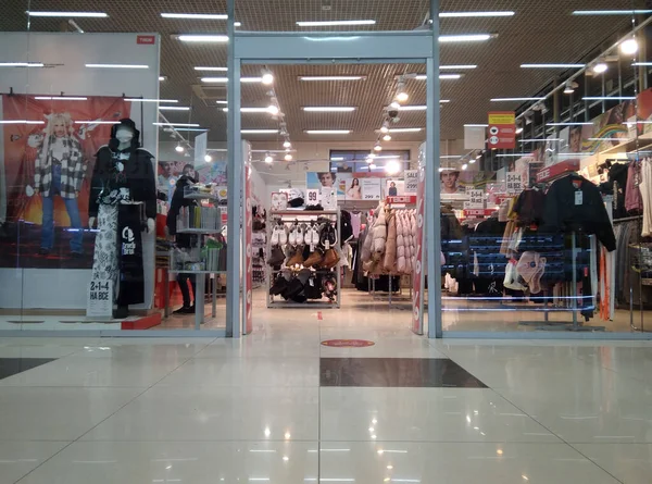 ロシア Novosibirsk 2021 コロナウイルスの流行の顧客なしで衣料品店の空の店舗 — ストック写真