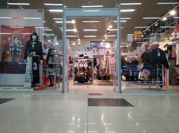 Rusia Novosibirsk 2021 Escaparates Vacíos Una Tienda Ropa Sin Clientes —  Fotos de Stock