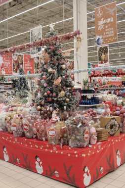 Rusya, Novosibirsk 30.11.2021: Vitrininde oyuncaklar olan bir süpermarkette Noel için şenlikli bir iç mekan