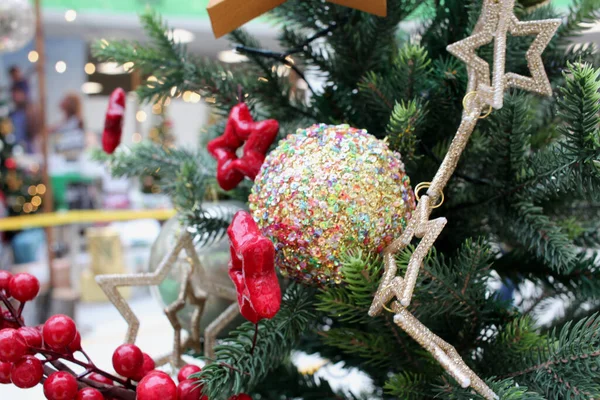 Decorações Natal Para Feriado Árvore Natal Brinquedos Coloridos — Fotografia de Stock