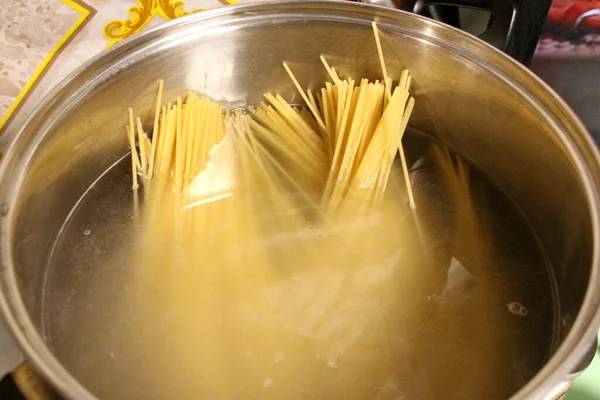 Pasta Espaguetis Para Cocinar Una Cacerola Restaurante Cocina —  Fotos de Stock