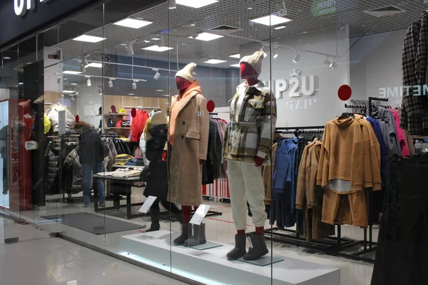 ロシア Novosibirsk 2021 ショッピングセンターの販売でブティック店の窓に服を着たマネキン — ストック写真