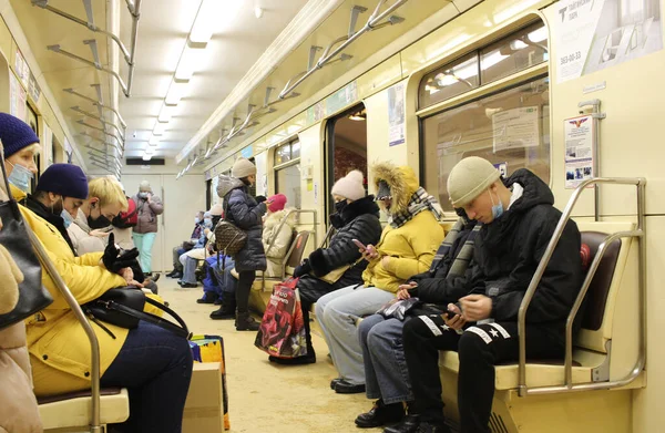 Rússia Novosibirsk 2021 Passageiros Carro Metrô Pessoas Andam Trem Máscaras — Fotografia de Stock