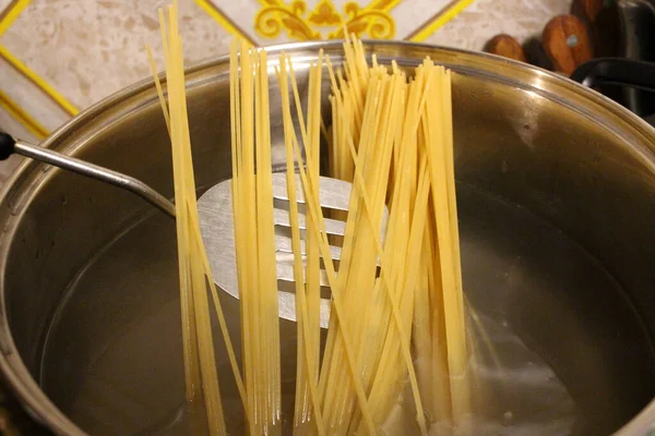 Mutfaktaki Bir Tencerede Makarna Pişirmek Için Spagetti — Stok fotoğraf