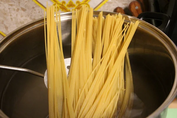 Pasta Espaguetis Para Cocinar Una Cacerola Restaurante Cocina —  Fotos de Stock