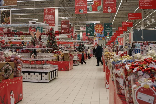 Rusia Novosibirsk 2021 Interior Festivo Para Navidad Supermercado Con Clientes —  Fotos de Stock