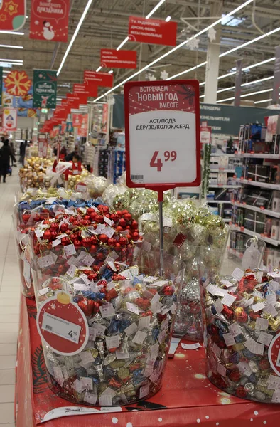 Oroszország Novoszibirszk 2021 Ünnepi Belső Tér Karácsonyra Egy Szupermarketben Játékokkal — Stock Fotó
