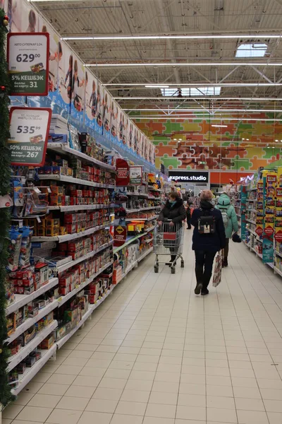 Rusko Novosibirsk 2021 Slavnostní Vánoční Interiér Supermarketu Zákazníky Okně — Stock fotografie