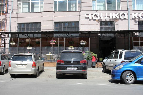Russia Novosibirsk 2021 Parked Cars Parking Lot City Restaurant Cafe — Fotografia de Stock