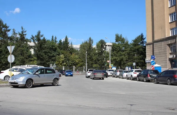 Russia Novosibirsk 2021 Parked Cars Parking Lot City Road — Fotografia de Stock