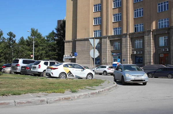 Russia Novosibirsk 2021 Parked Cars Parking Lot City Road — Fotografia de Stock