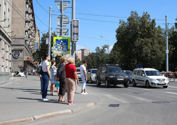 Russia Novosibirsk 2021 Crowd People Pedestrian Crossing Cars Waiting Traffic — Stockfoto