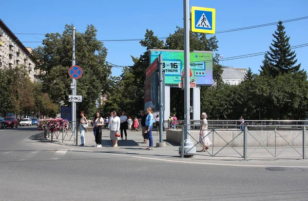 Russia Novosibirsk 2021 Crowd People Pedestrian Crossing Waiting Traffic Light — Stockfoto