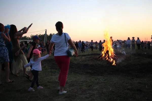 ロシア ノヴォシビルスク10 2021 シベリアのイワン クパラの饗宴で異教の宗教的なラウンドダンス 人々はたき火で火を飛び越える — ストック写真