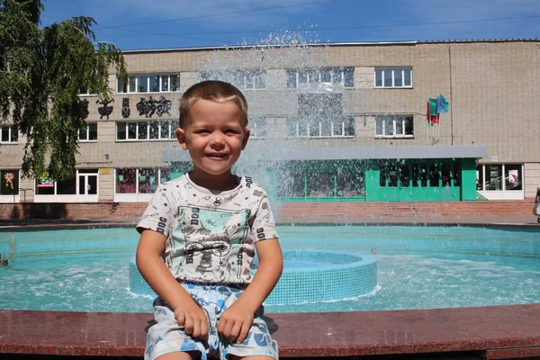 Russia Novosibirsk 2021 Funny Child Boy Fountain Park Summer Laughing — Foto de Stock