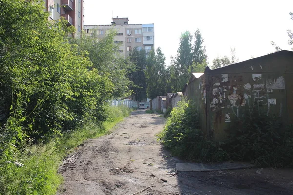 Россия Новосибирск 2021 Дорога Мимо Старых Ржавых Гаражей Городе Летом — стоковое фото