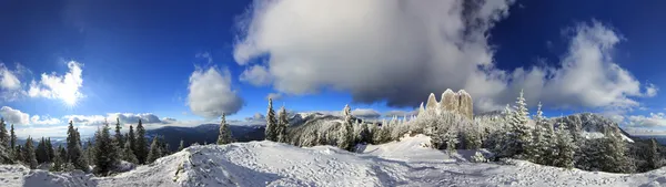 Snötäckta berg panoramic.lonely rock — Stockfoto